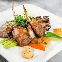 Cotlet berbecuț cu cartofi zdrobiți, rucola & parmezan