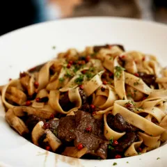 Tagliatelle cu vită, ciuperci porcini și trufe