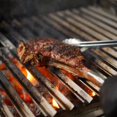 Tomahawk de porc la foc deschis