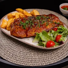Coaste de porc marinate și salată Coleslaw