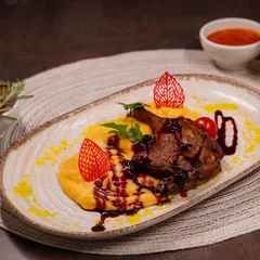 Confit de rață cu piure de țelină și fructe de pădure