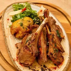 Cotlet berbecuț cu cartofi zdrobiți, rucola & parmezan