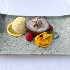 Lava cake cu înghețată de vanilie