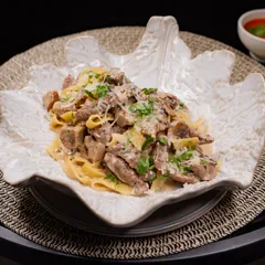 Tagliatelle cu vită, ciuperci porcini și trufe negre