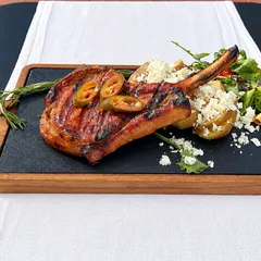 Tomahawk de porc la foc deschis